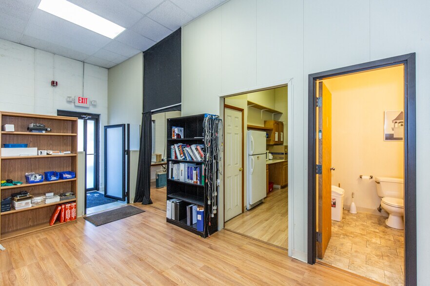 More Photos Of 37 Lark Industrial Pky, Greenville Warehouse For Sale