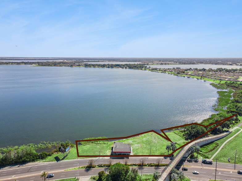 More Photos Of 1300 S Lake Shore Way, Lake Alfred Freestanding For Sale