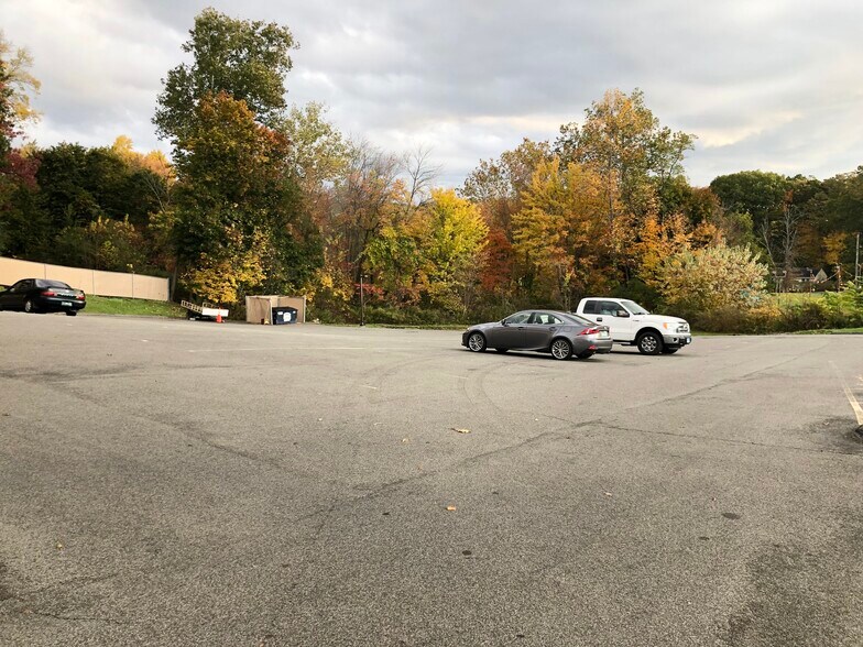 More Photos Of 48 Meriden Rd, Middlefield Storefront For Sale