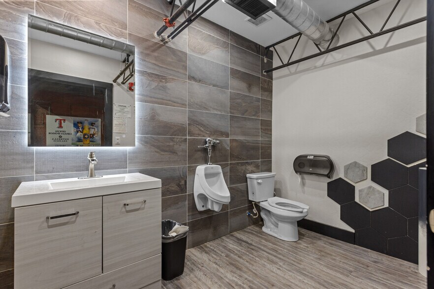 More Photos Of 418 N Grant Ave, Odessa Bar For Sale