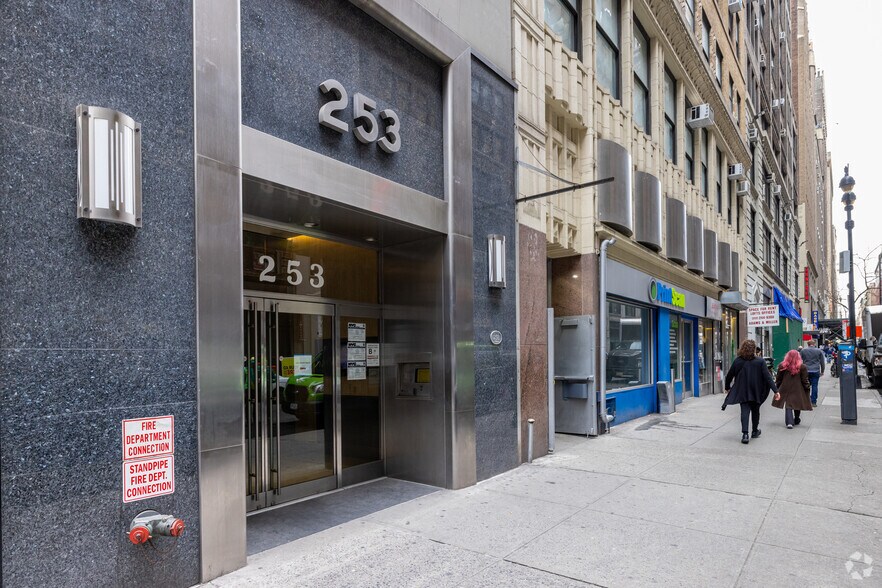 More Photos Of 253 W 35th St, New York Office For Lease
