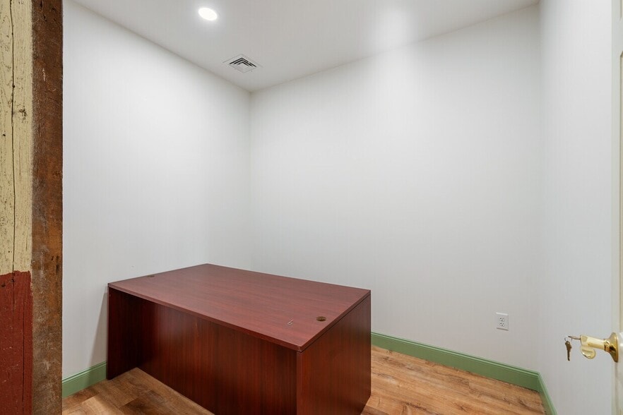 More Photos Of 21 Boston Rd, Southborough Flex For Lease