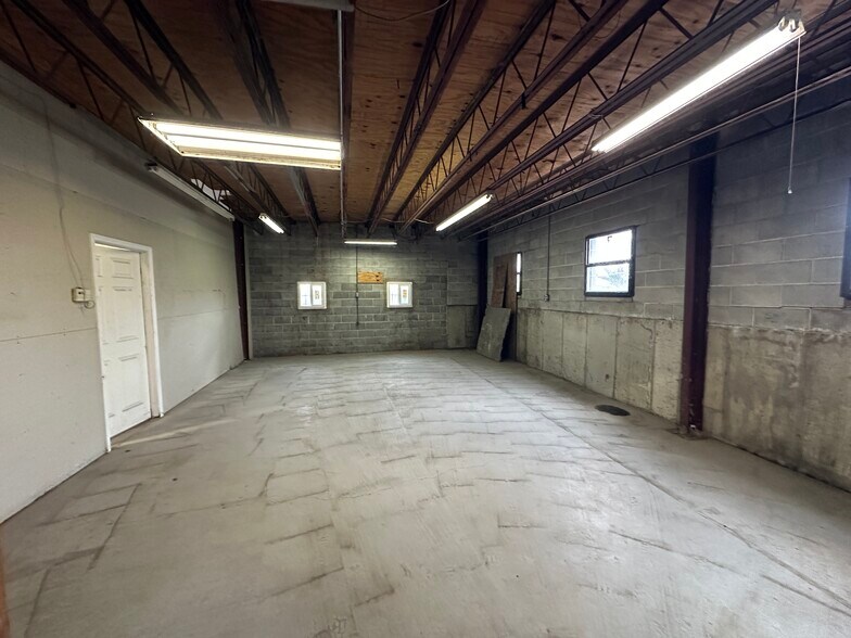 More Photos Of 9735 Gravois Rd, Affton Warehouse For Lease