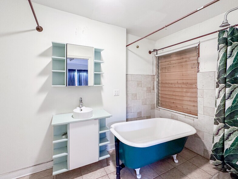 More Photos Of 305 Rose Ave, Venice Religious Facility For Sale