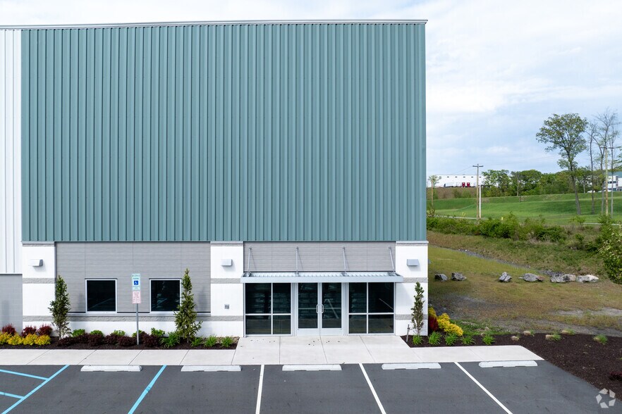 More Photos Of 380-400 Research, Pittston Township Distribution For Lease