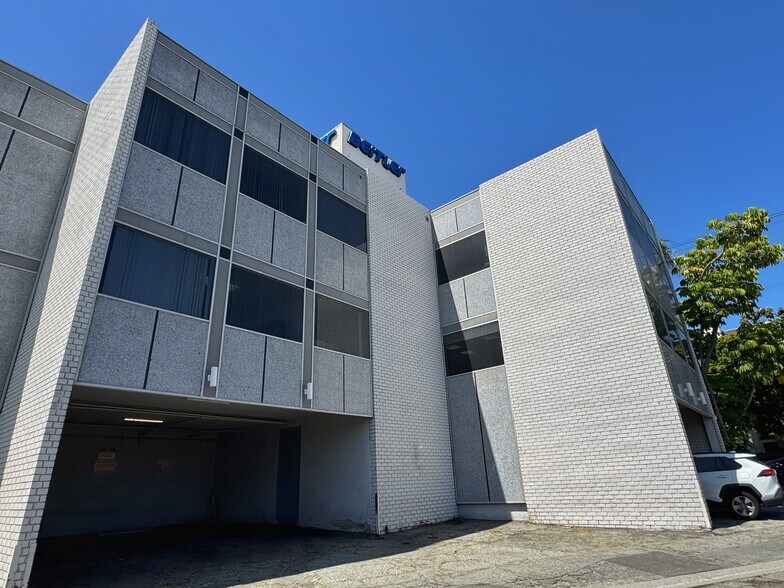More Photos Of 825 S Barrington Ave, Los Angeles Office For Sale