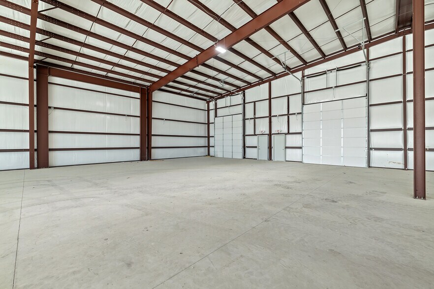 More Photos Of 202 W 1st St, Taylor Flex For Lease