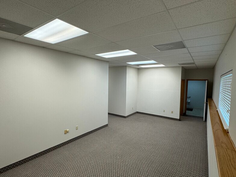 More Photos Of 1604 NW Mock Ave, Blue Springs Medical For Lease