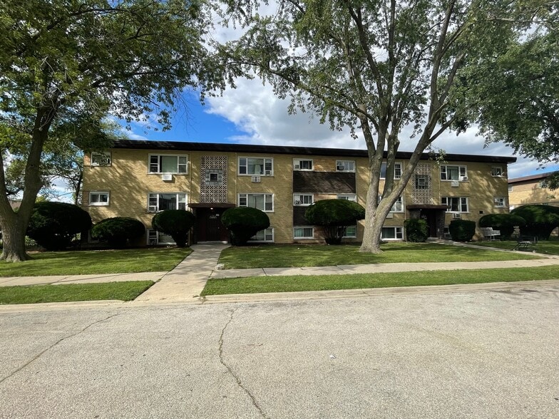 More Photos Of 68 Elizabeth Dr, Addison Apartments For Sale