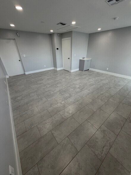 More Photos Of 2700 Evans Ave, Fort Myers Light Manufacturing For Lease