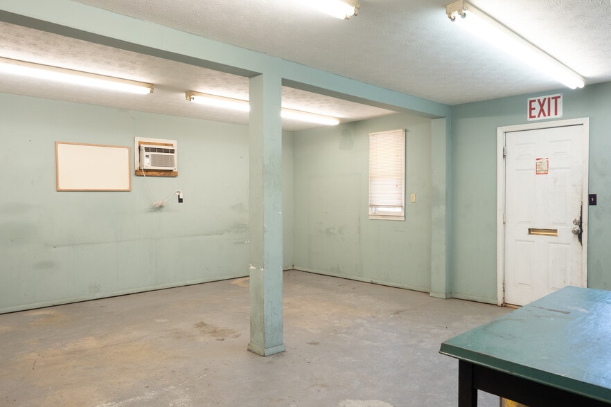 More Photos Of 10535 Highway 53 W, Talking Rock Service For Sale