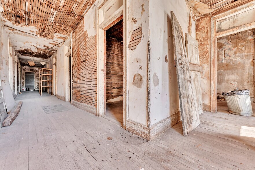 More Photos Of 500 W Commercial St, Springfield Storefront Retail Office For Sale