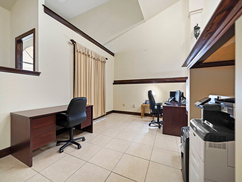 More Photos Of 11050 N Kendall Dr, Miami Loft Creative Space For Sale