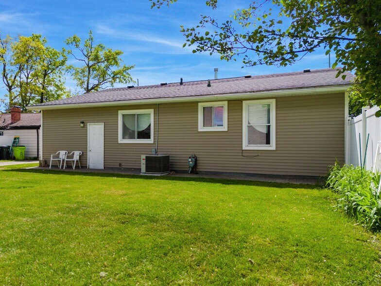 More Photos Of 7969 Richardson Rd, West Bloomfield Office Residential For Sale