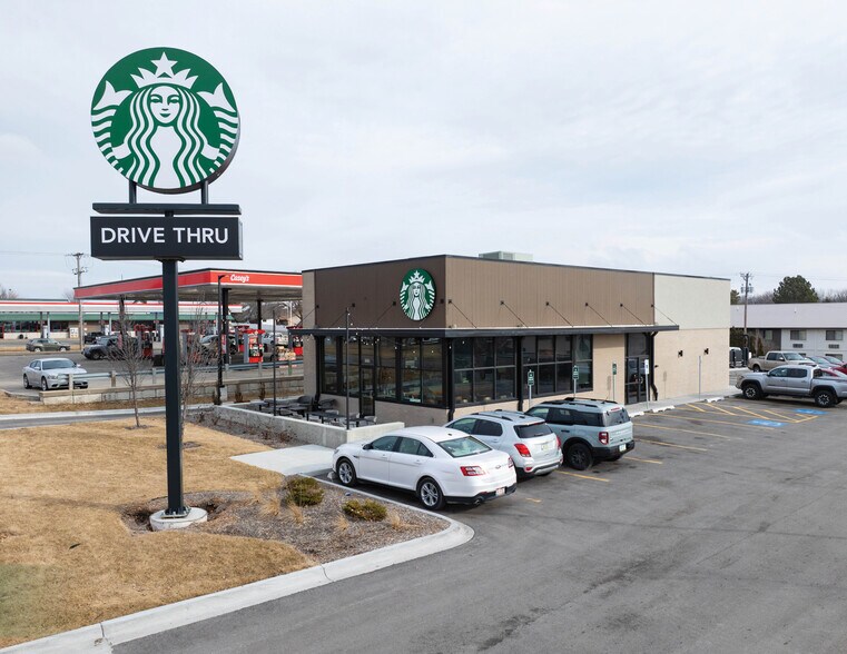 Primary Photo Of 1220 W 18th St S, Newton Freestanding For Sale