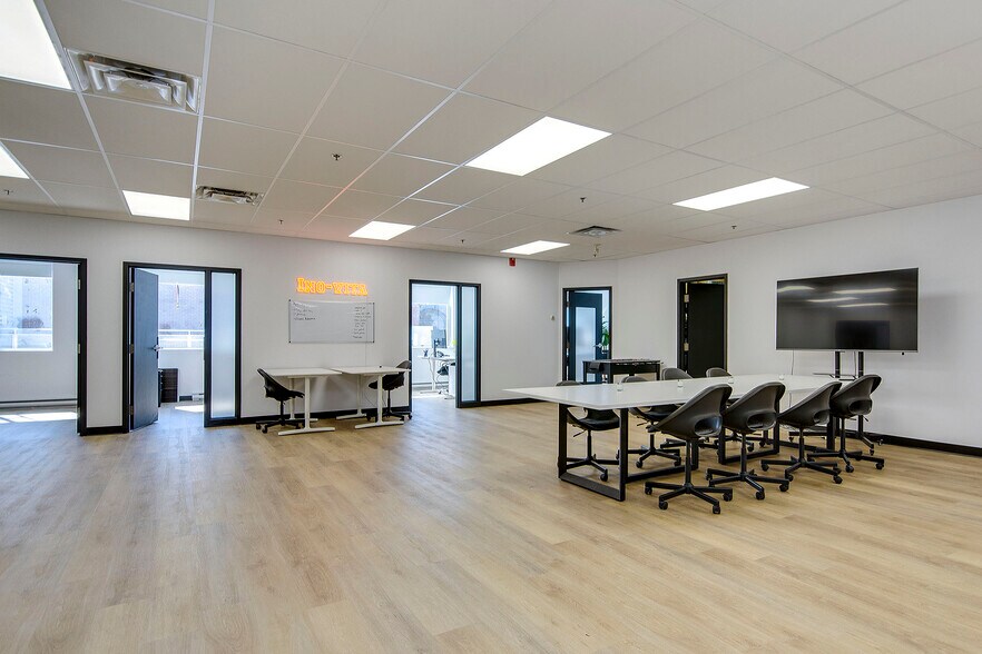 More Photos Of 4760 Rue Acorn, Montréal Research And Development For Lease