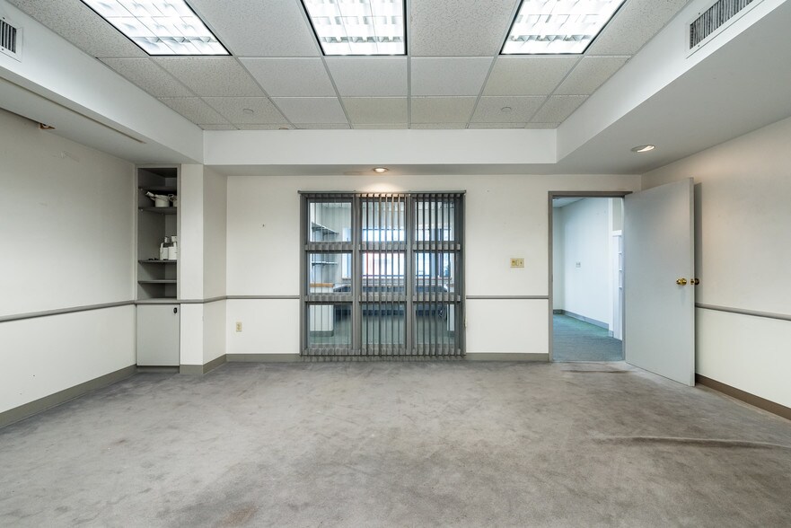 More Photos Of 45 Electric Ave, Brighton Flex For Sale