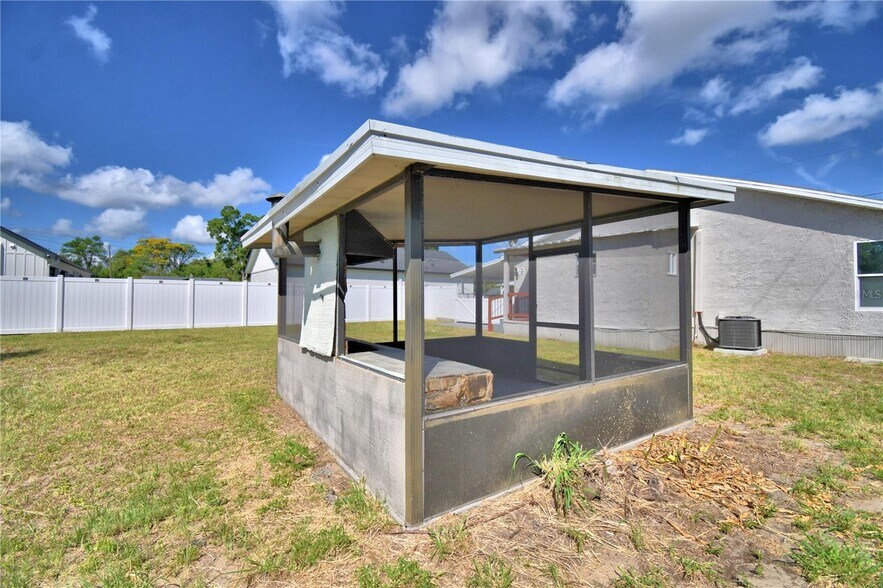 More Photos Of 208 Center St, Auburndale Office For Sale