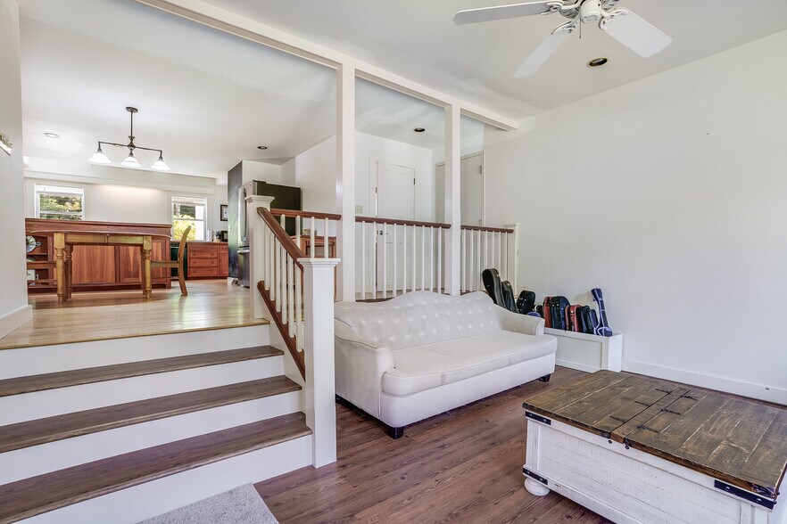 More Photos Of 3 Elm Hill Rd, Peterborough Freestanding For Sale