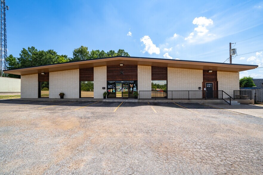 More Photos Of 1015 McCann Rd, Longview Office For Sale