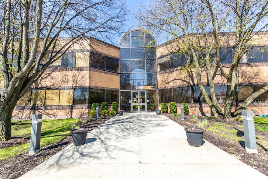 More Photos Of 1979 N Mill St, Naperville Medical For Lease