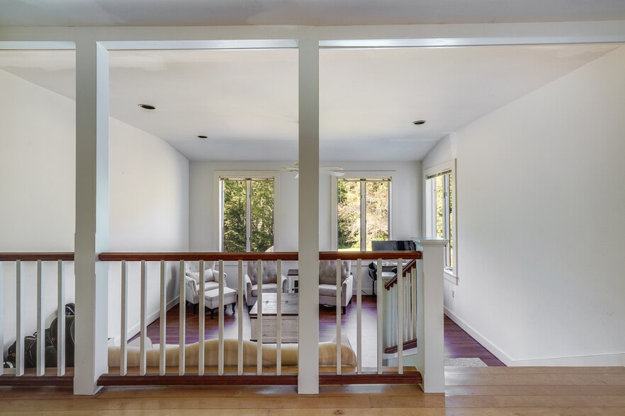 More Photos Of 3 Elm Hill Rd, Peterborough Freestanding For Sale