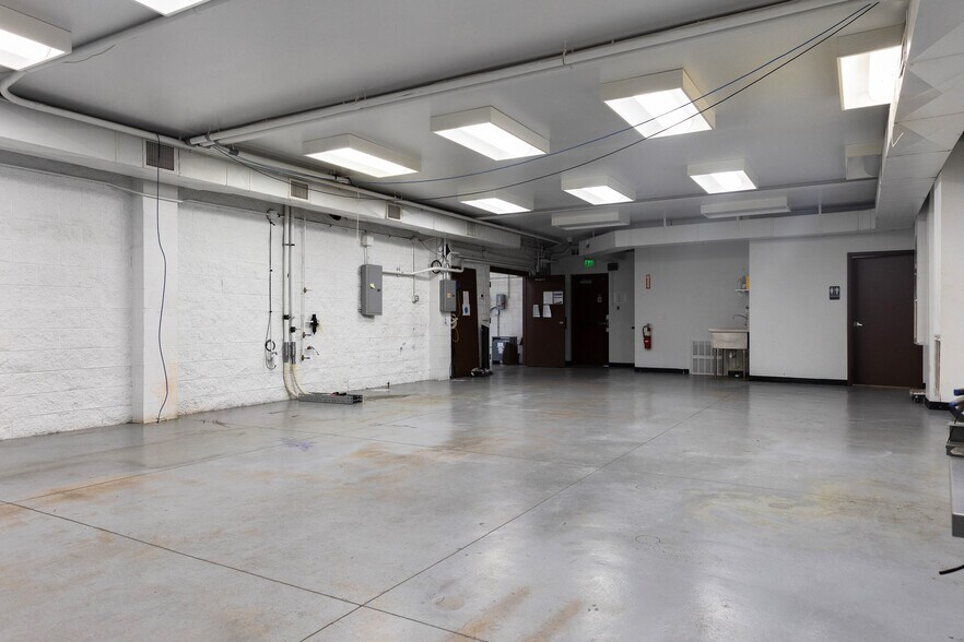 More Photos Of 6390 N Broadway, Denver Manufacturing For Lease