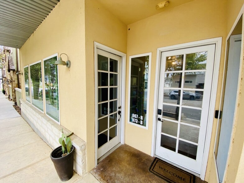 More Photos Of 967 Academy, New Braunfels Office For Lease