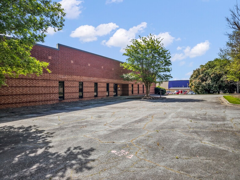 More Photos Of 2595 Viceroy Dr, Winston-Salem Warehouse For Lease