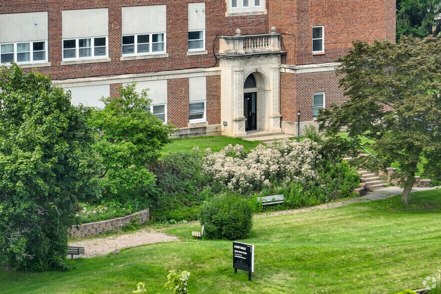 More Photos Of 1210 E Michigan Ave, Jackson Medical For Sale