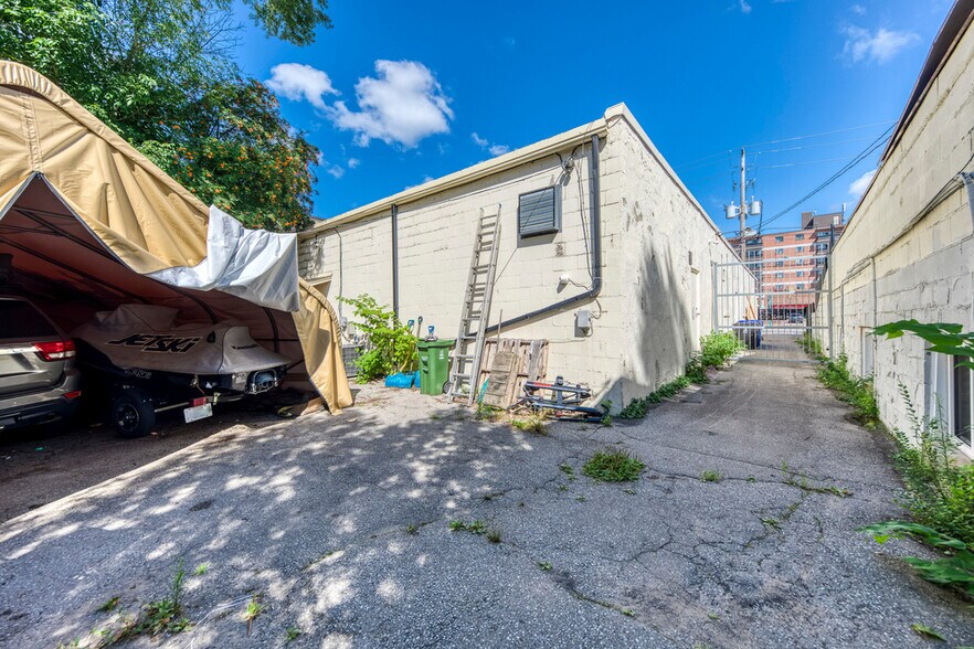 More Photos Of 3267 Lake Shore Blvd W, Toronto Storefront For Sale