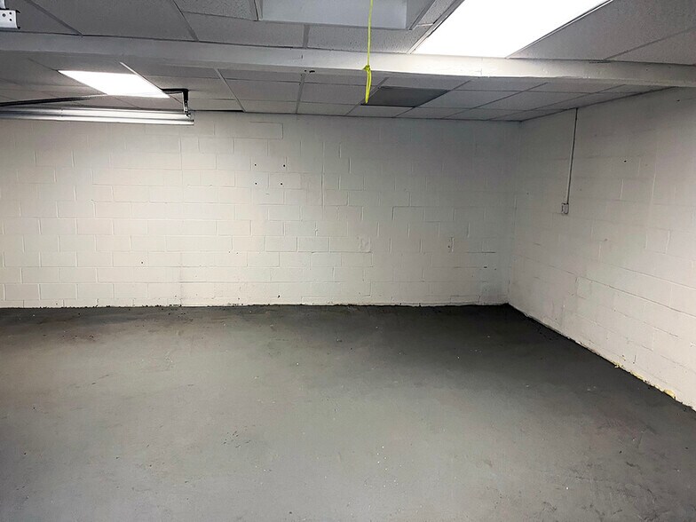 More Photos Of 4702-4704 Dupont Pky, Townsend Freestanding For Lease