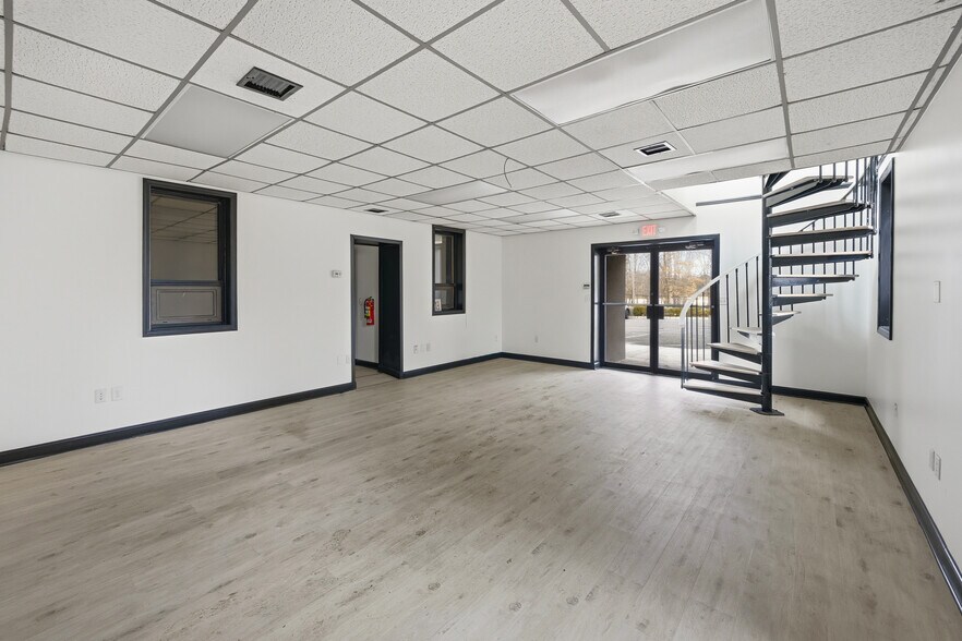 More Photos Of 173 Amboy Rd, Morganville Land For Lease