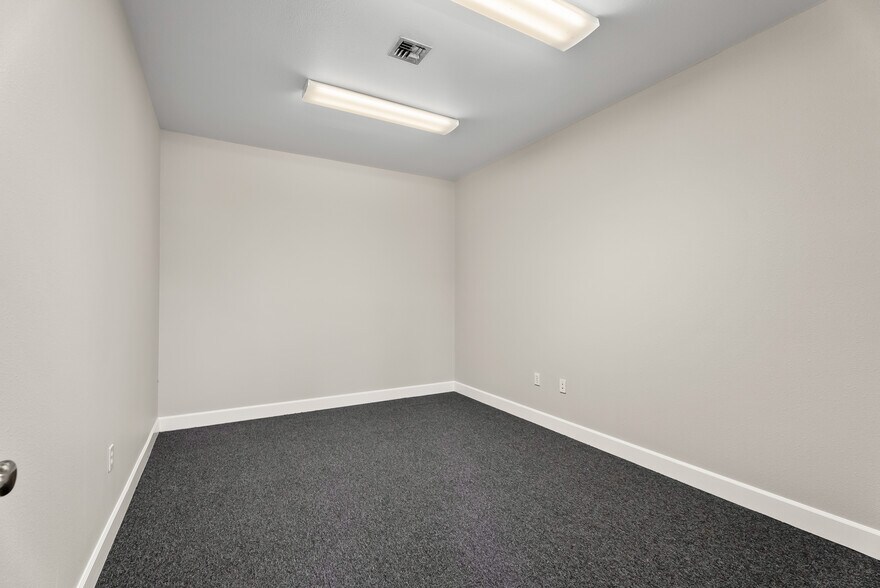 More Photos Of 180 Weyerhaeuser Dr N, Roseburg Warehouse For Sale