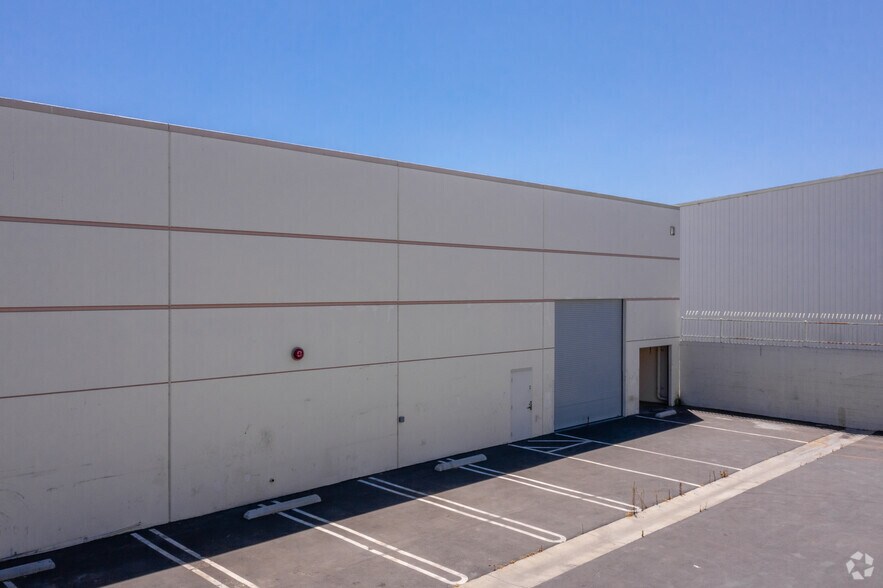 More Photos Of 4553-4557 Firestone Blvd, South Gate Light Manufacturing For Lease