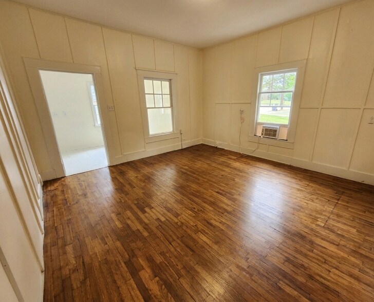 More Photos Of 404 E Elm St, Rockmart Office For Lease