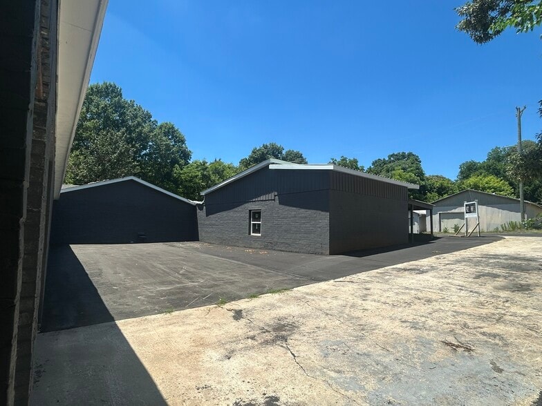 More Photos Of 300 Guthrie St, Graham Warehouse For Sale