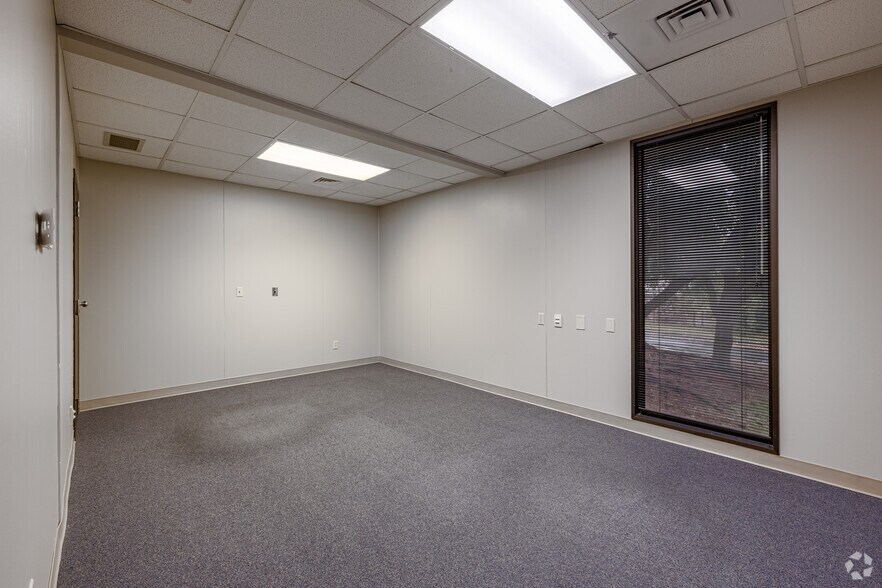 More Photos Of 4802 Texas Blvd, Texarkana Office For Sale
