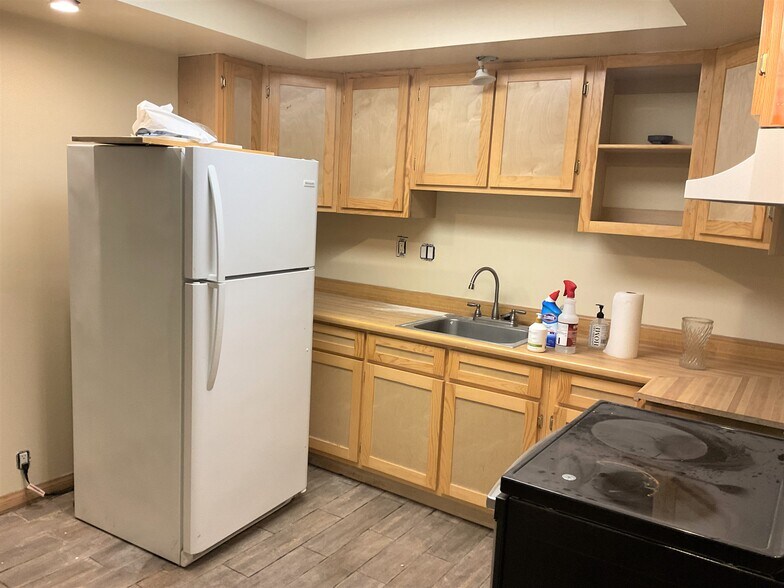 More Photos Of 1329-1399 E 28th St, Signal Hill Warehouse For Sale