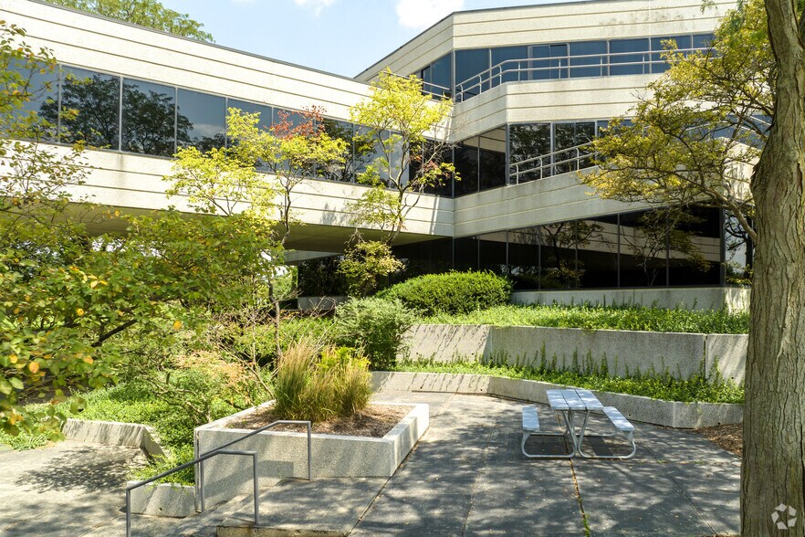 More Photos Of 850 Warrenville Rd, Lisle Office For Sale