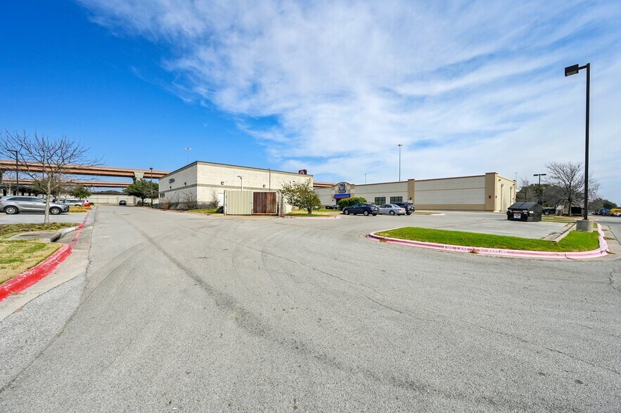 More Photos Of 451 W Louis Henna Blvd, Austin Freestanding For Lease