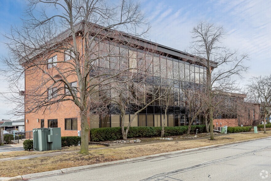 More Photos Of 1939 Waukegan Rd, Glenview Loft Creative Space For Lease