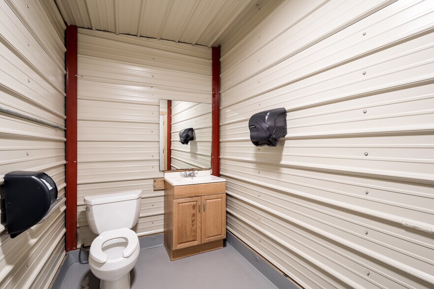 More Photos Of 21040 Loop 494, New Caney Warehouse For Lease