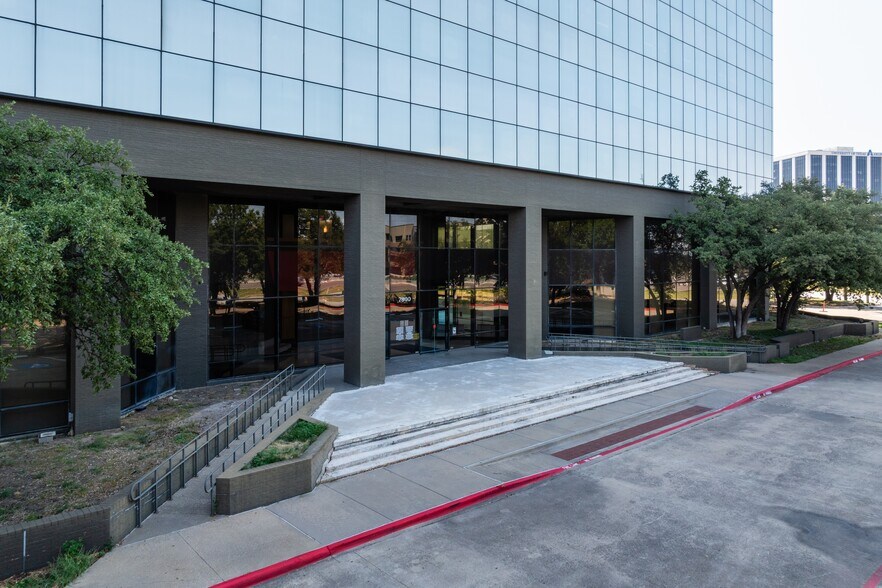 More Photos Of 7800 N Stemmons Fwy, Dallas Office For Sale