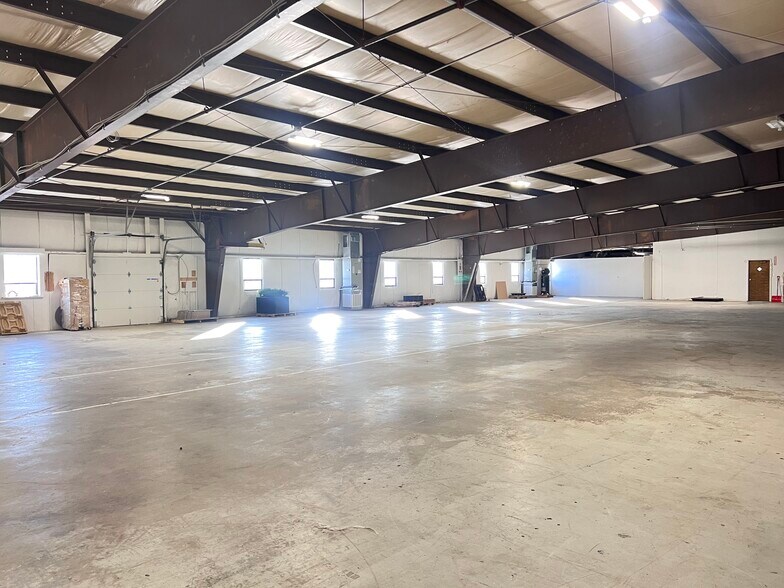 More Photos Of 2 Commerce Dr, North Branford Warehouse For Lease