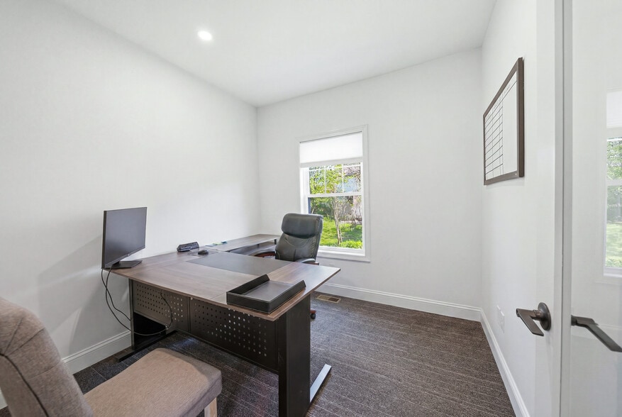 More Photos Of 367 Main St, Oxford Office For Sale