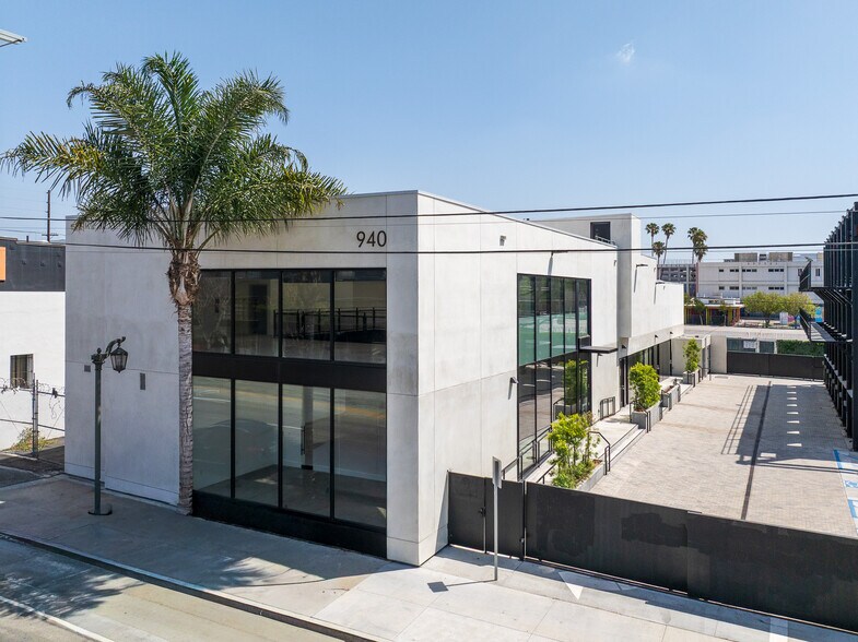 More Photos Of 940 N Highland Ave, Los Angeles Office For Lease