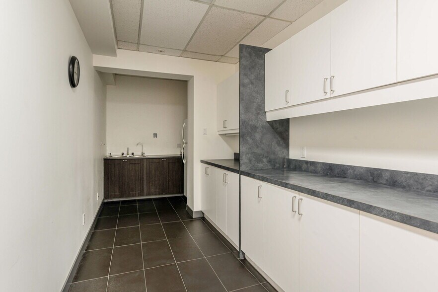 More Photos Of 50 Rue de Lauzon, Boucherville Flex For Lease