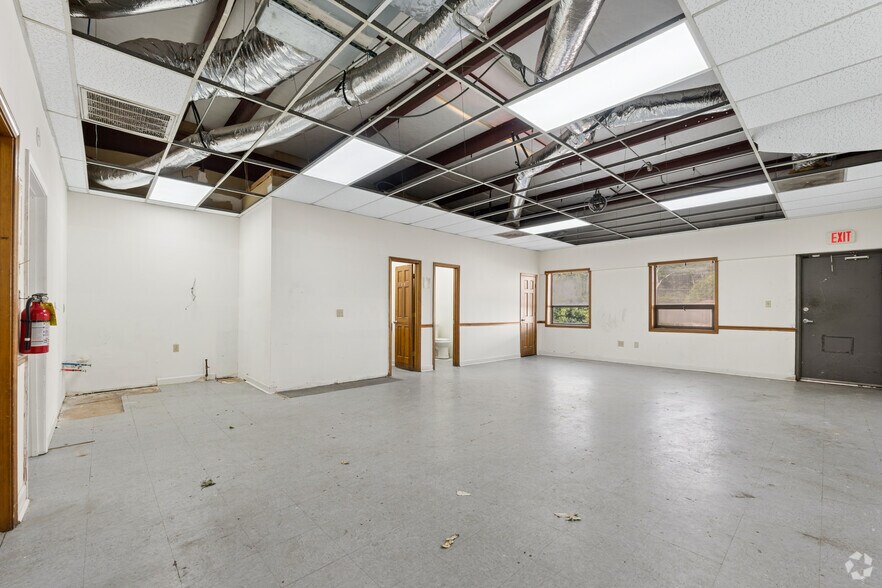 More Photos Of 1445 Cleveland Ave, East Point Showroom For Sale