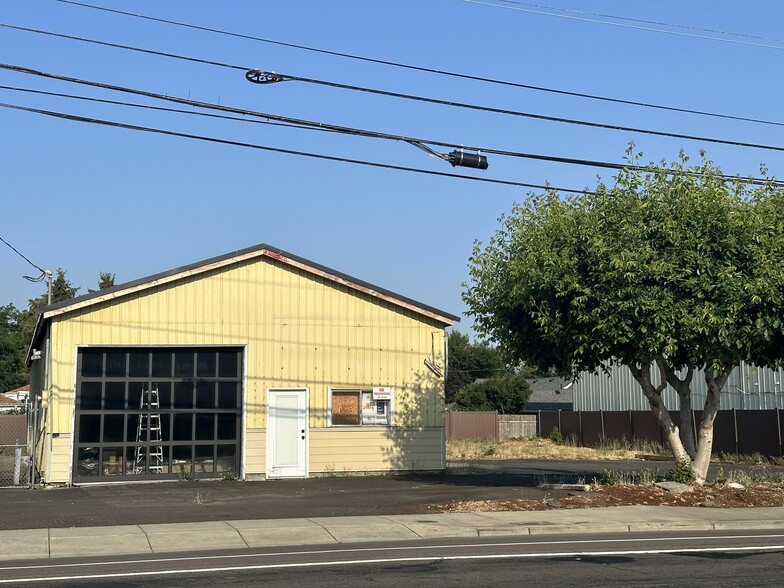 Primary Photo Of 1865 12th St SE, Salem Freestanding For Sale